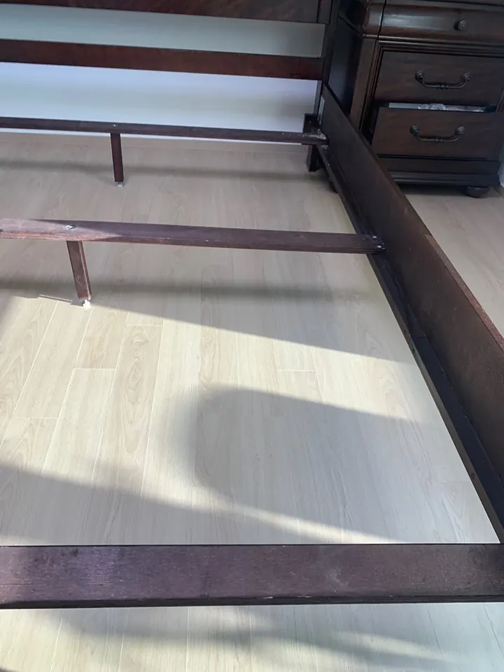 침대리폼 중 레일을 다리 위치에 맞춰 재조립하는 모습