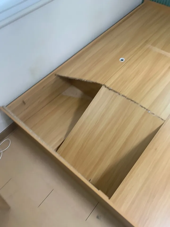 침대리폼 전 모서리가 갈라진 수납침대 상판