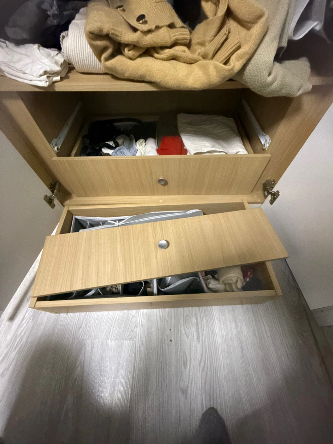 원목가구리폼 전 레일이 어긋나 기울어진 옷장 서랍