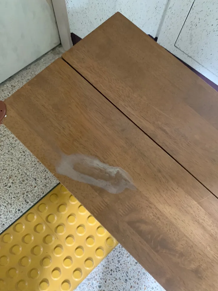 가구리폼 작업 전 얼룩이 남은 원목 벤치 상판