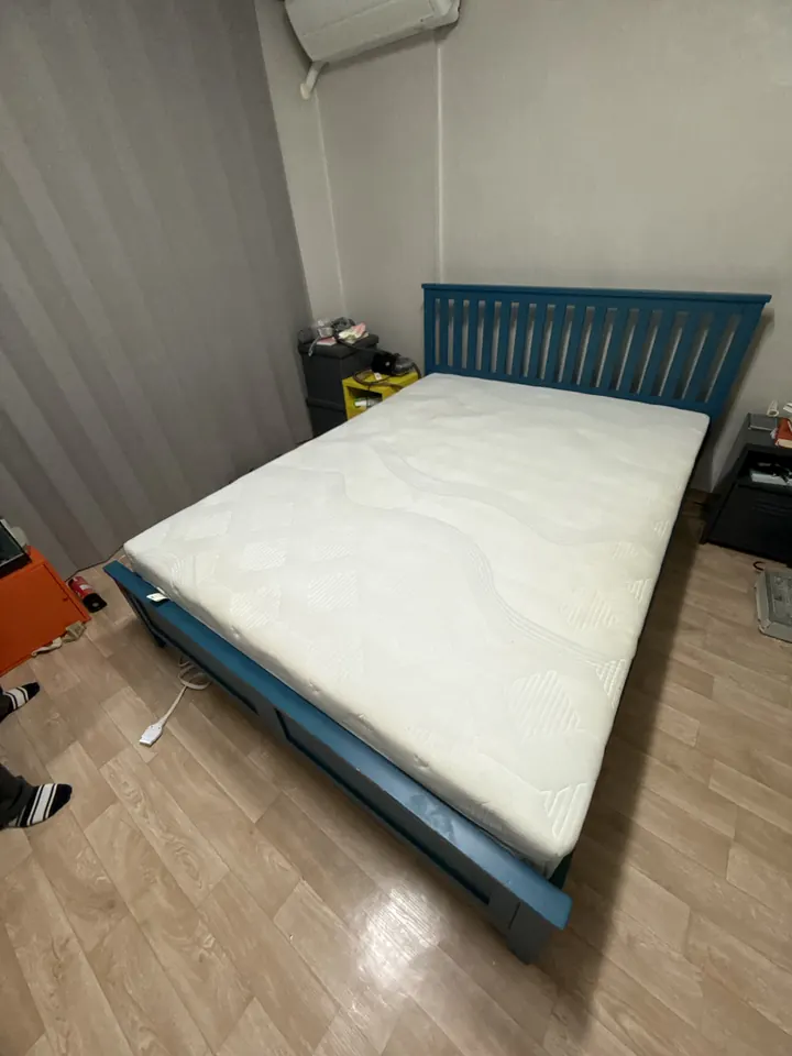 침대리폼 후 새 슬랫 위에 매트리스를 얹은 모습