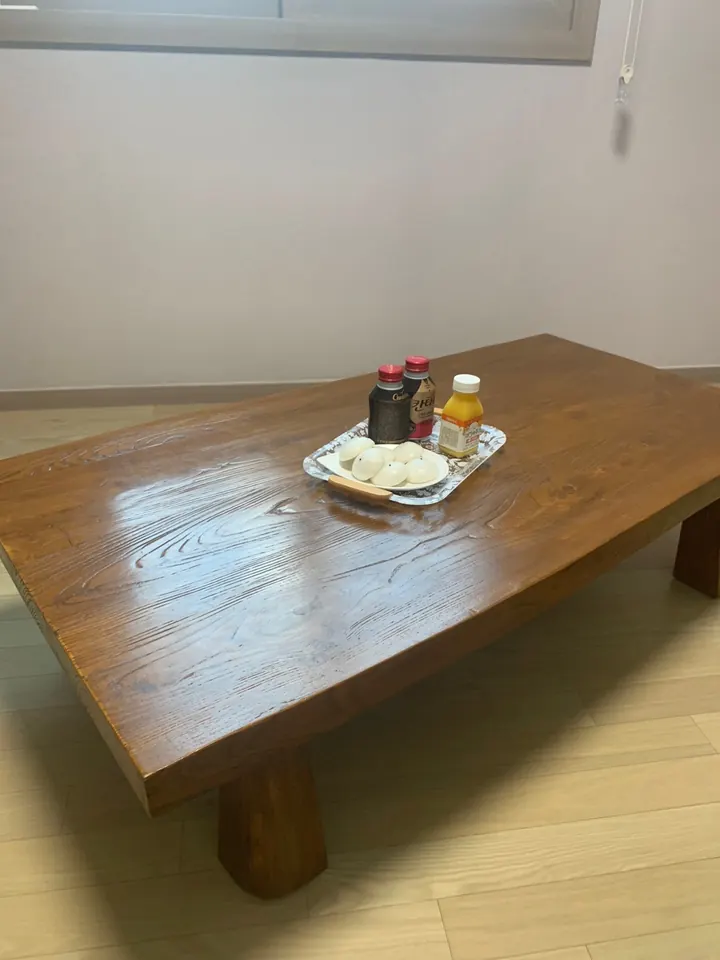 식탁리폼 후 코팅을 새로 입힌 상판