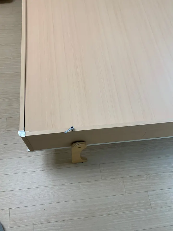 침대리폼 완료 후 새 다리 브라켓을 장착한 침대 프레임