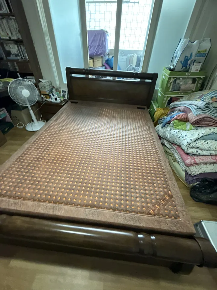 침대리폼 후 새 슬랫매트가 설치된 침대 프레임