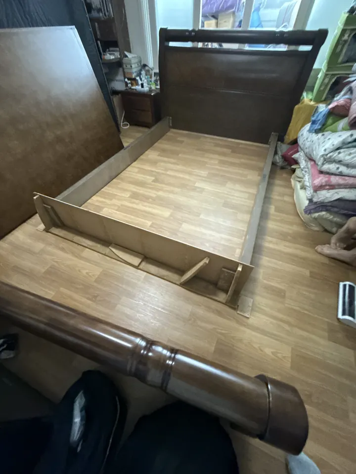 침대리폼 전 슬랫을 걷어낸 빈 침대 프레임