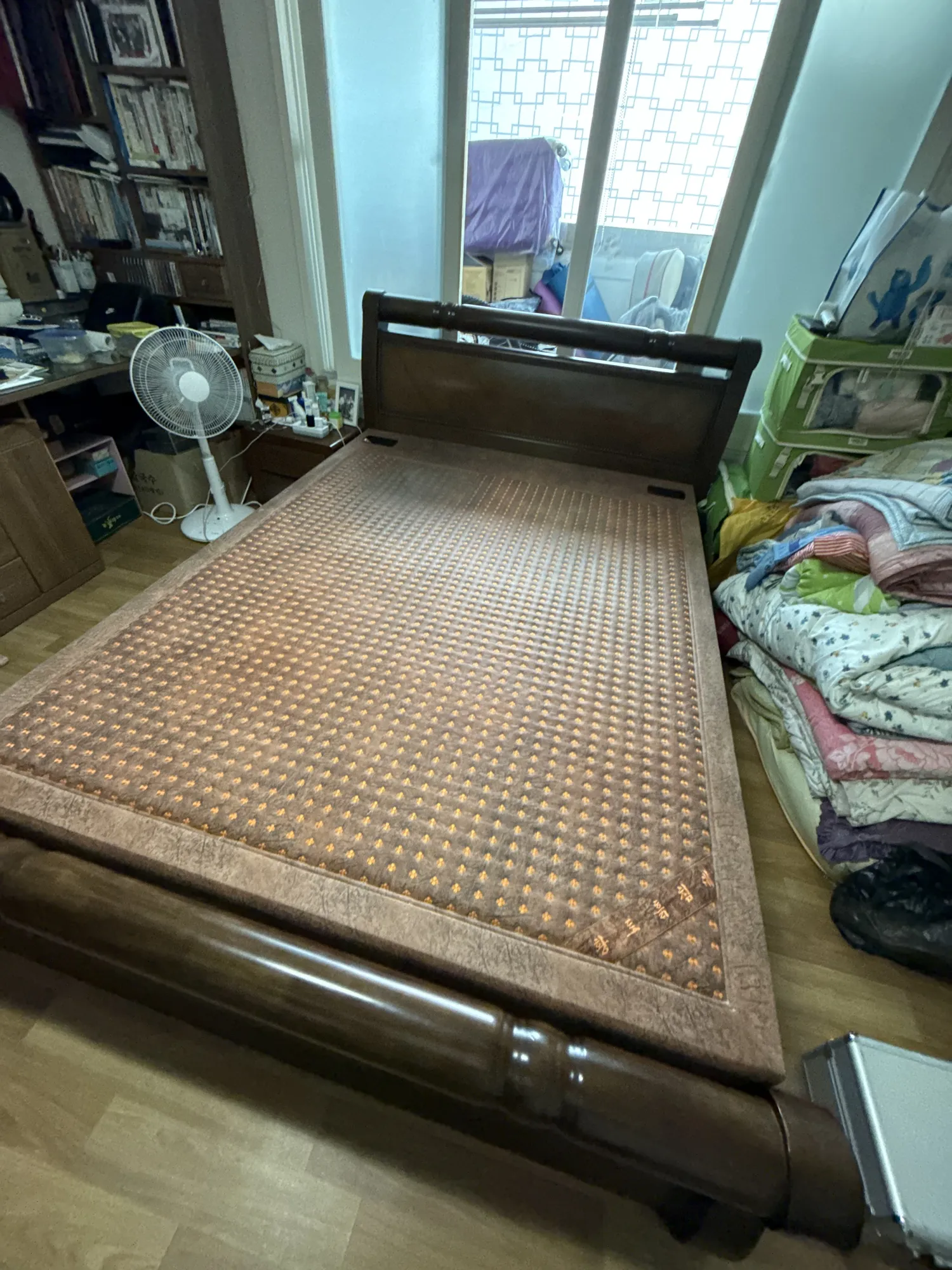 원목가구리폼 후 짜임 받침판이 설치된 원목 침대 프레임
